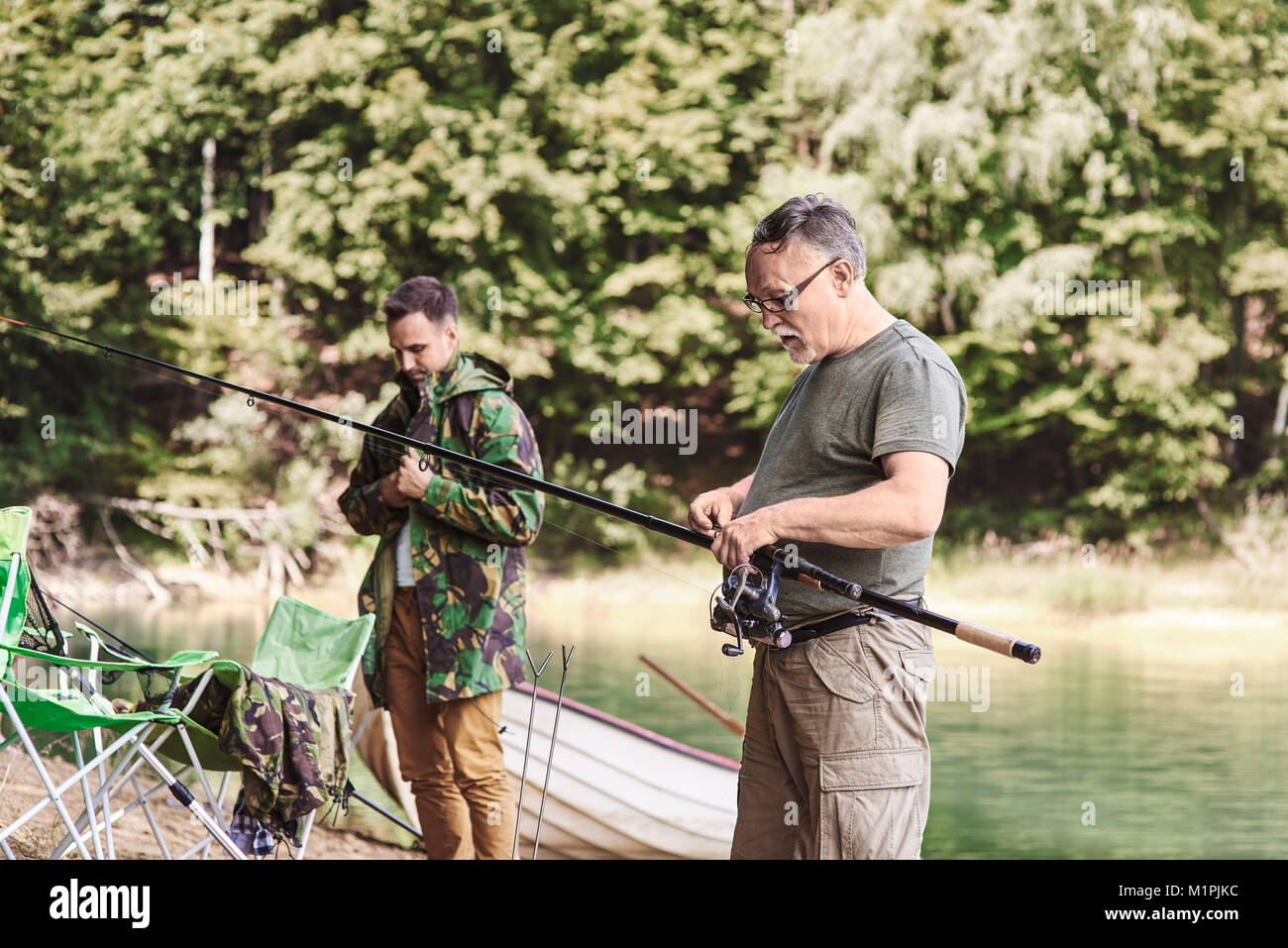 Männer machen die Vorbereitungen für die Fischerei Stockfoto