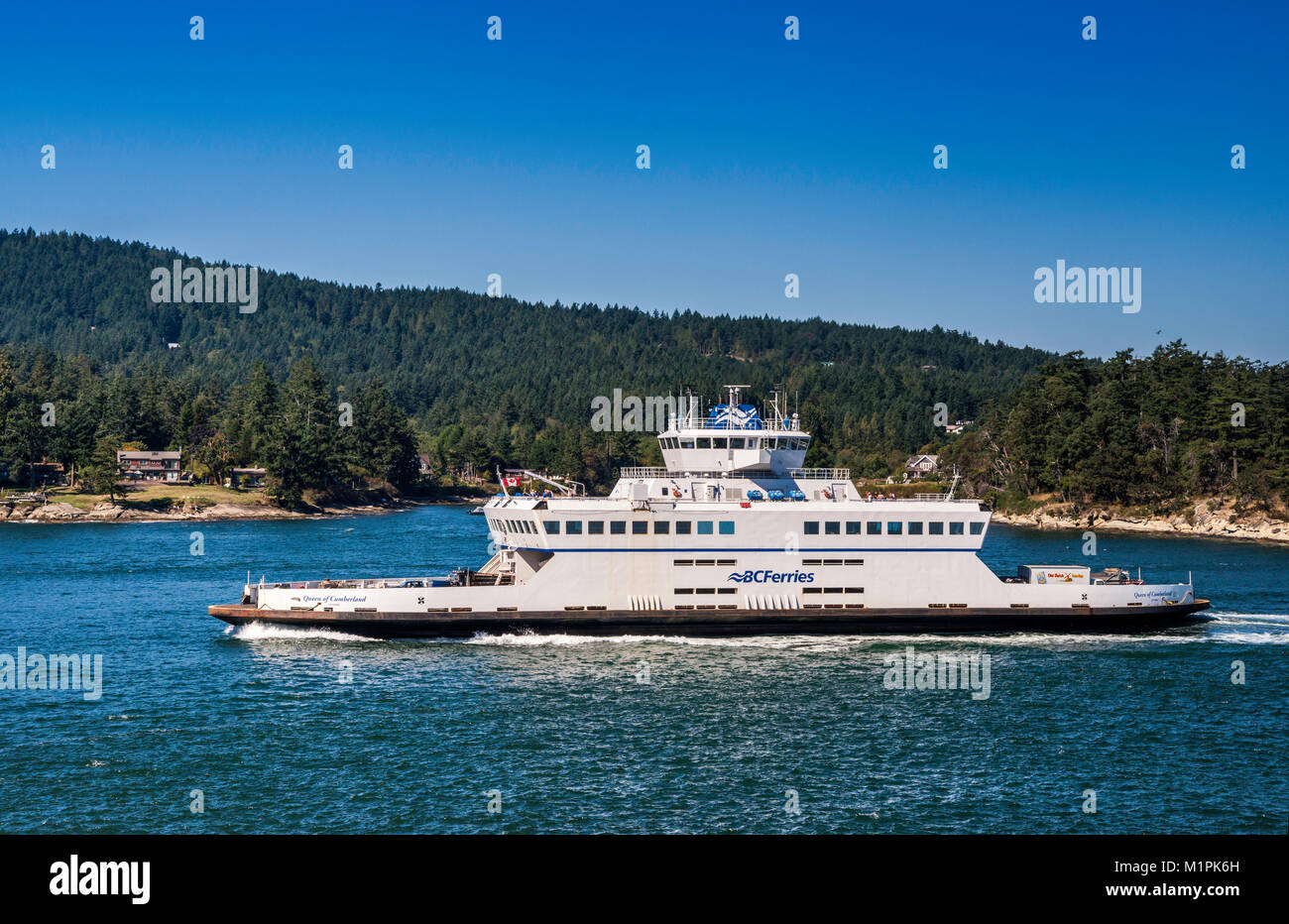 MV Queen von Cumberland, Fähre, im aktiven Pass, Galiano Island im Hintergrund, die südlichen Gulf Islands, British Columbia, Kanada Stockfoto