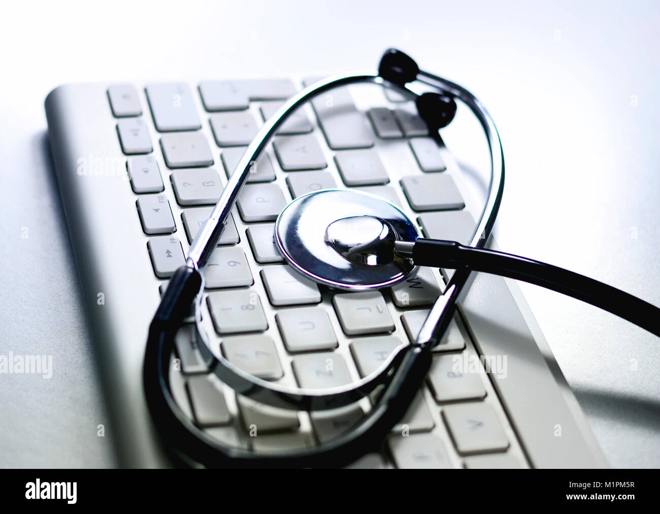 It-support Szene mit Stethoskop und Computer-Tastatur. Medizinische Hilfe oder Computer support Szene oder Hintergrund. Medizinische Ausrüstung. Stockfoto