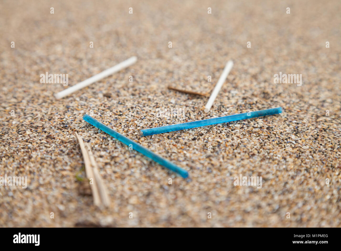 Kunststoff Baumwolle Ohrstöpsel Sticks an einem Strand in Fife, Schottland Stockfoto