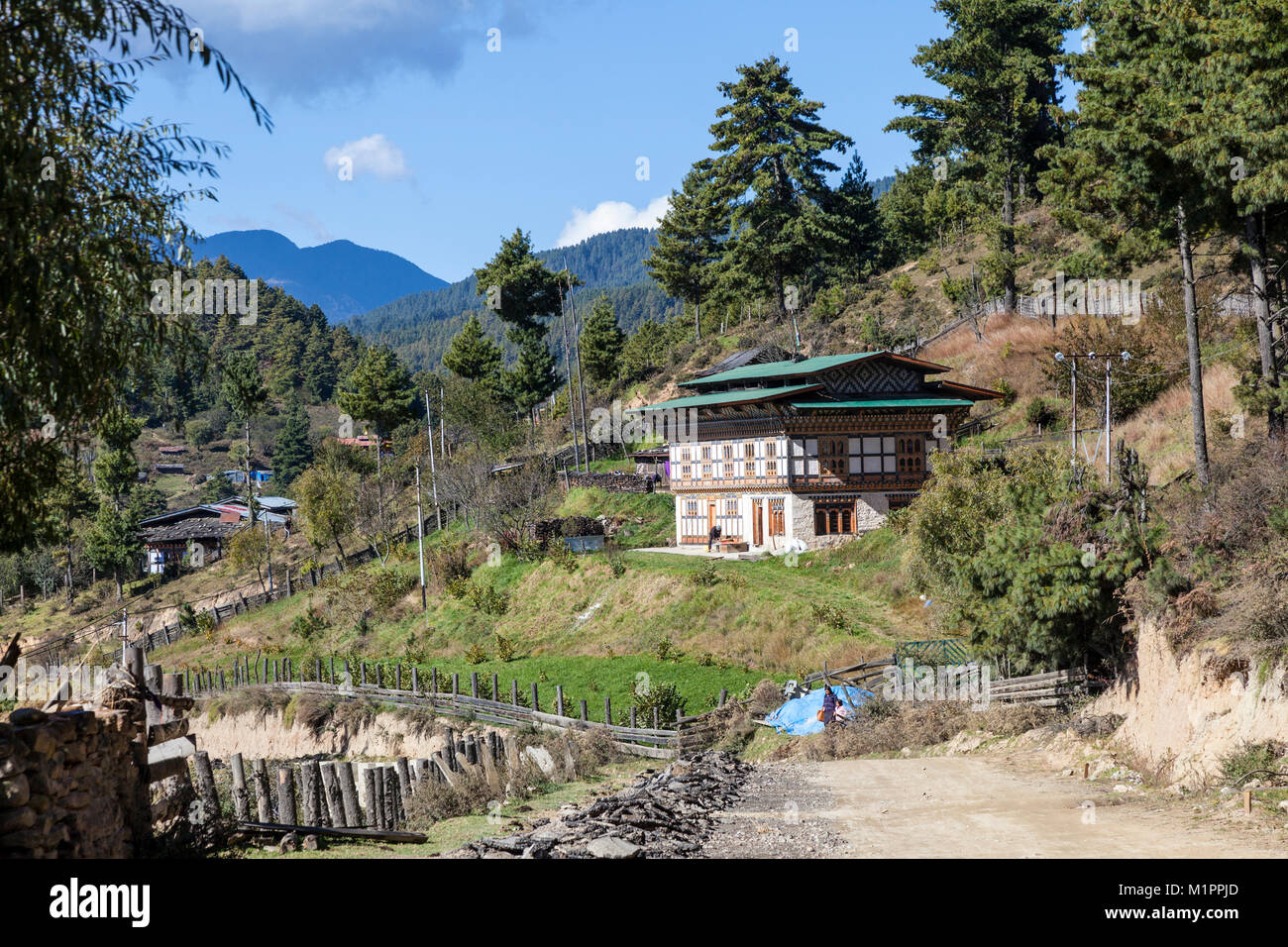 Bumthang, Bhutan. Middle-class Landhaus in der Nähe von Prakhar, chumey Valley. Stockfoto