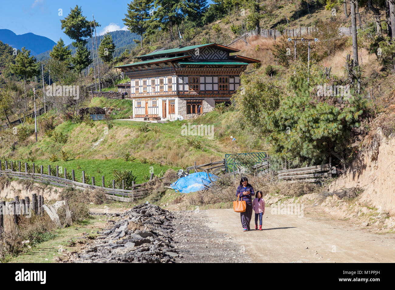 Bumthang, Bhutan. Middle-class Landhaus in der Nähe von Prakhar, chumey Valley. Stockfoto