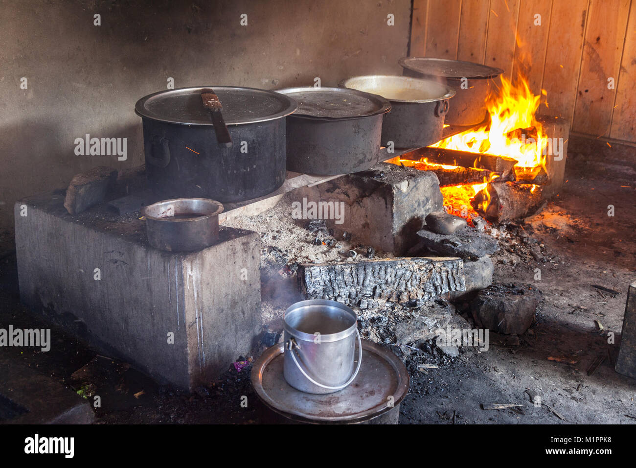 Bumthang, Bhutan. Reis kochen in der Küche, Prakhar Dzong (Kloster), chumey Valley, in der Nähe von jakar. Stockfoto