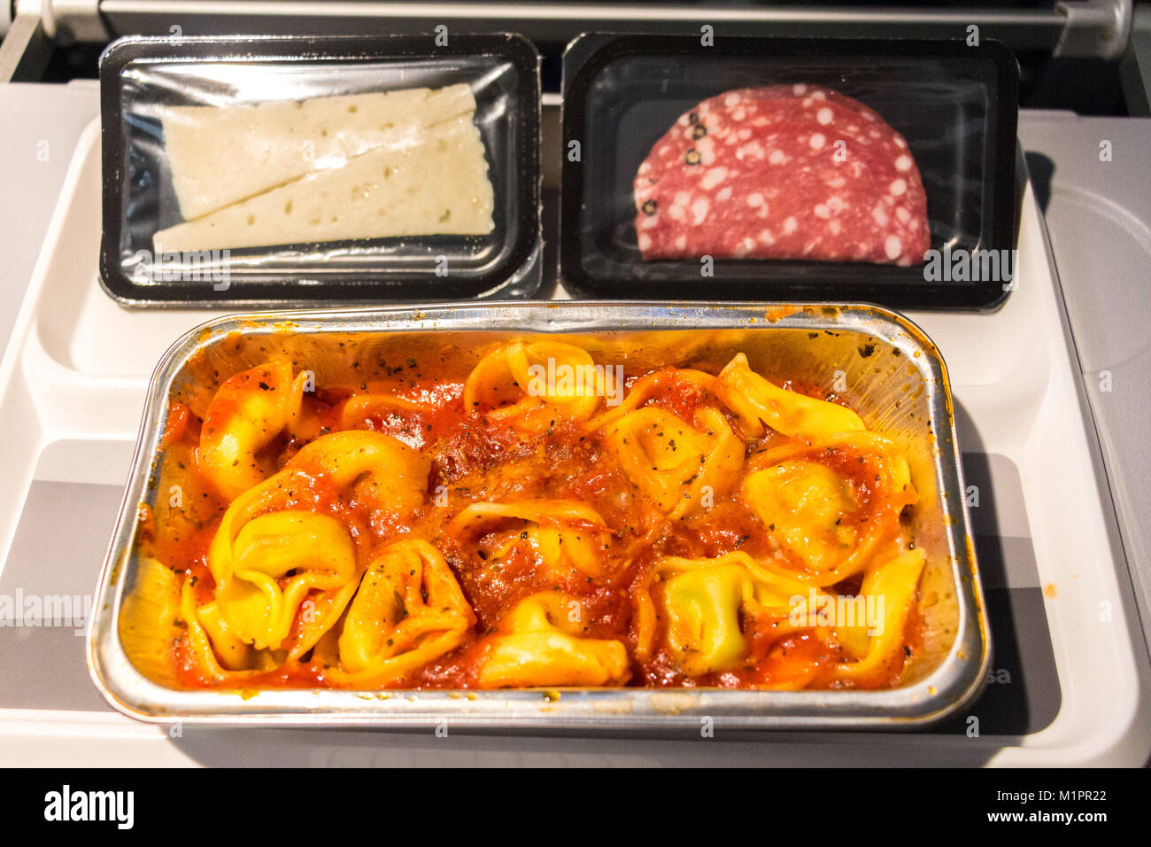 Ein Mittagessen an Bord Mahlzeit mit Pasta, Käse und Salami auf einem Tablett an Bord einen kurzen Flug in Europa in der Economy Class Stockfoto