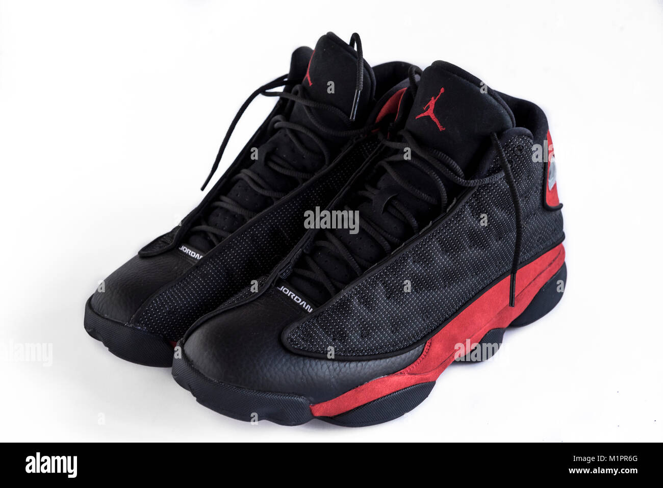 Belgrad, SERBIEN - 31 Januar, 2018: seltene NIke Air Jordan 13 Retro, auf  den weißen Hintergrund isolieren Stockfotografie - Alamy