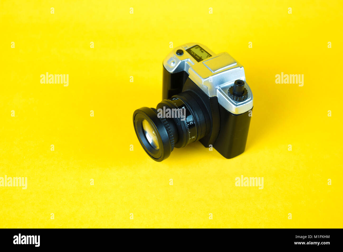 Mini kamera Spielzeug auf gelben Hintergrund mit Kopie Platz für Text hinzufügen. Stockfoto