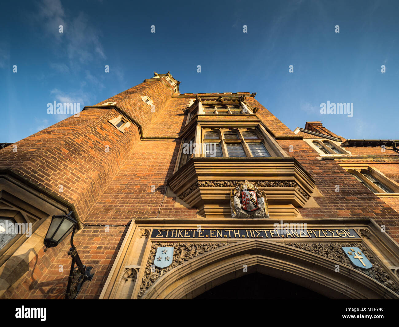 Selwyn College Cambridge - Main Gate mit der griechischen Zitat, das enthält die Hochschule Motto ('Beenden ihr wie Männer" oder "mutige") Stockfoto