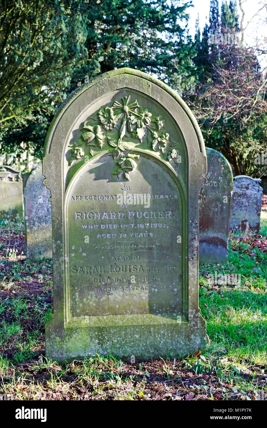 Jahrhundert design Grabstein auf dem Friedhof in der Pfarrkirche St. Botolph an Westwick, Norfolk, England, Vereinigtes Königreich, Europa. Stockfoto