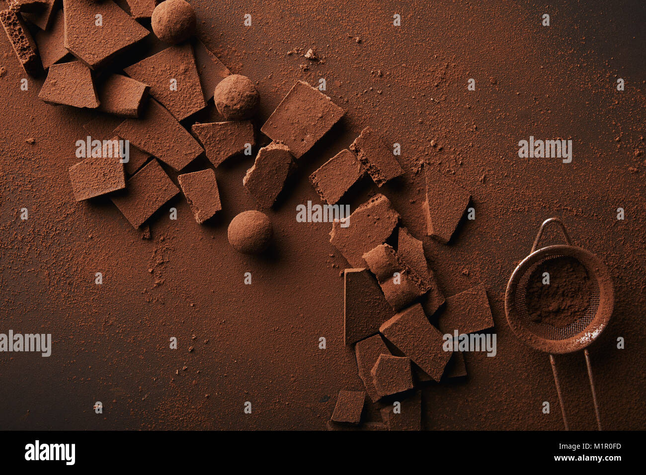 Blick von oben auf die Anordnung der verschiedenen Arten von Schokolade ... Blick von oben auf die Anordnung der verschiedenen Arten von Schokolade ...