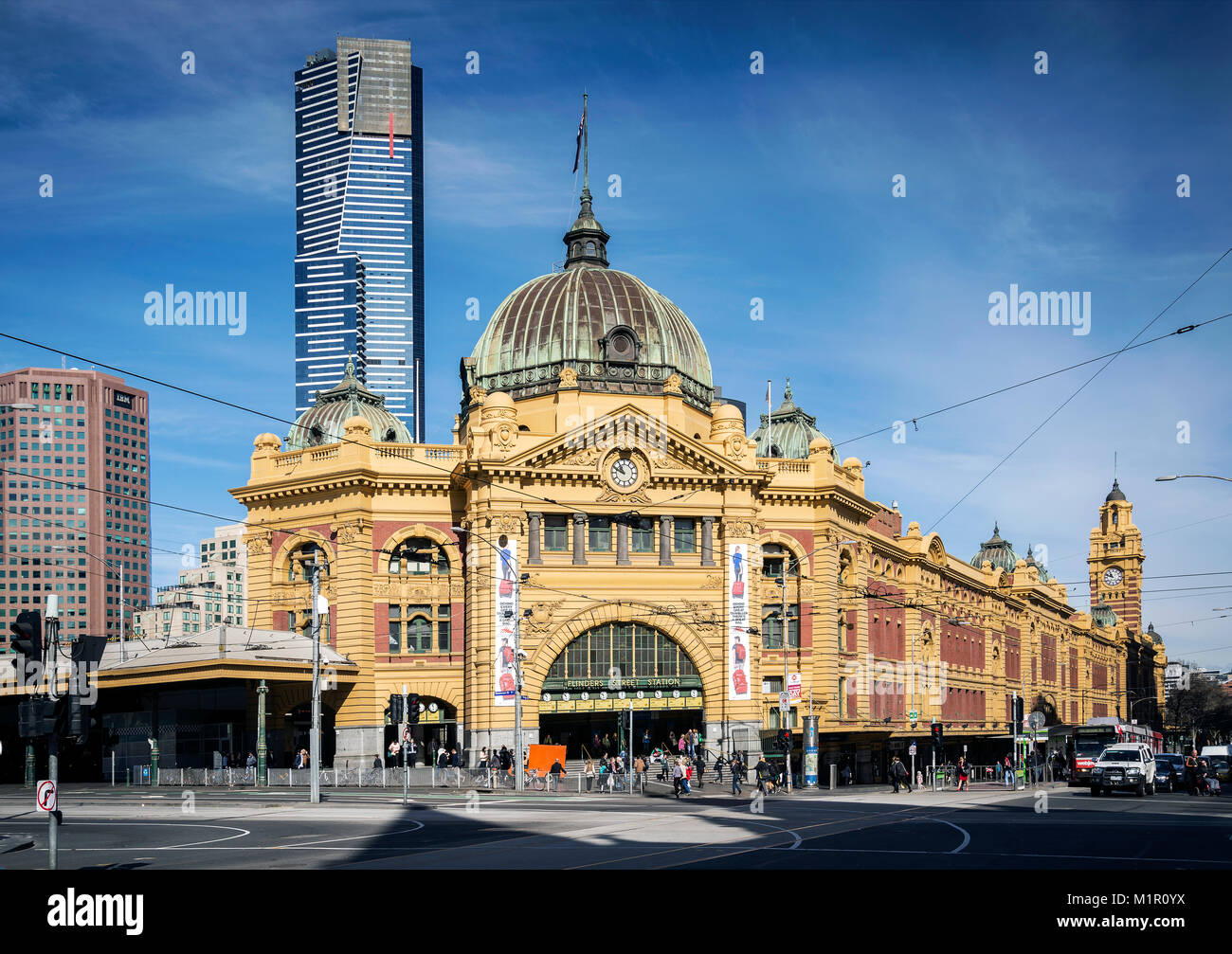 Street Scene außerhalb Sehenswürdigkeiten Flinders Street Station im Zentrum von Melbourne Australien Stockfoto