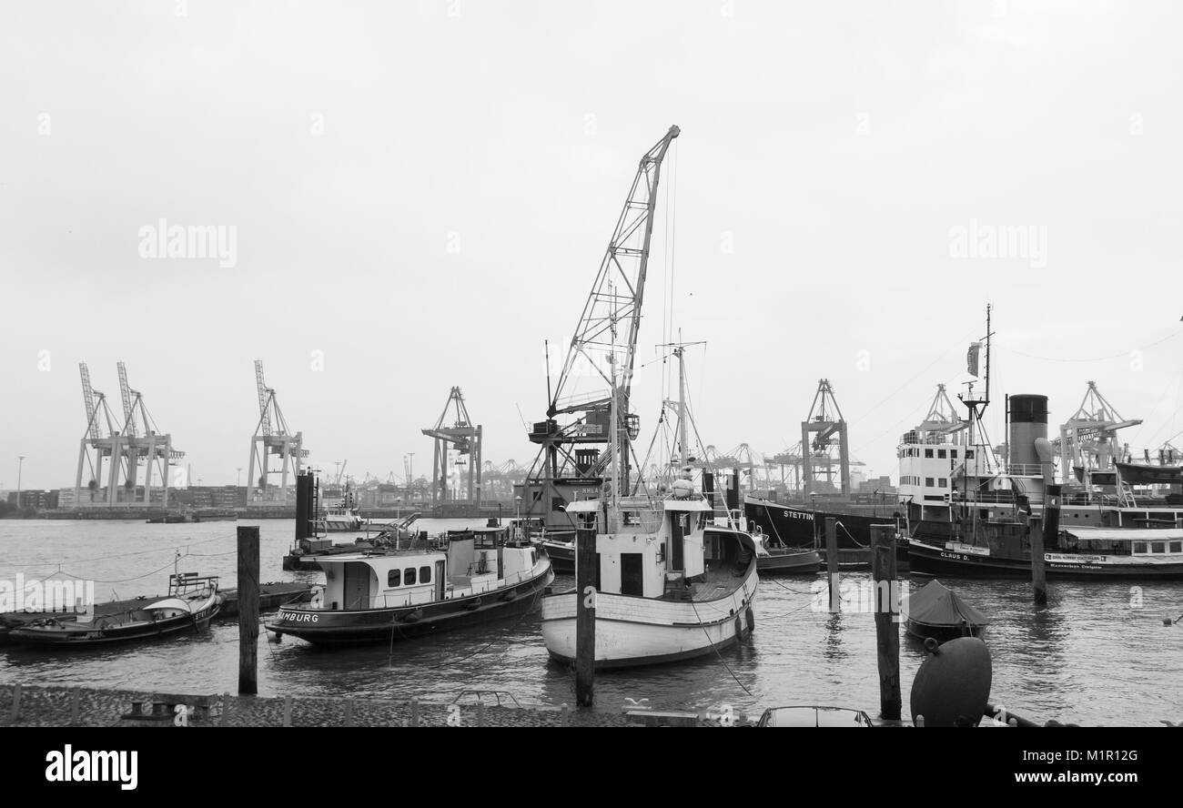 Hamburg, Deutschland - 27. Oktober 2016. Historische Schiffe im Museum Hafen Övelgönne, Hafen Hamburg, Deutschland.  Als eine Container-Hafen dauert es 2. p Stockfoto