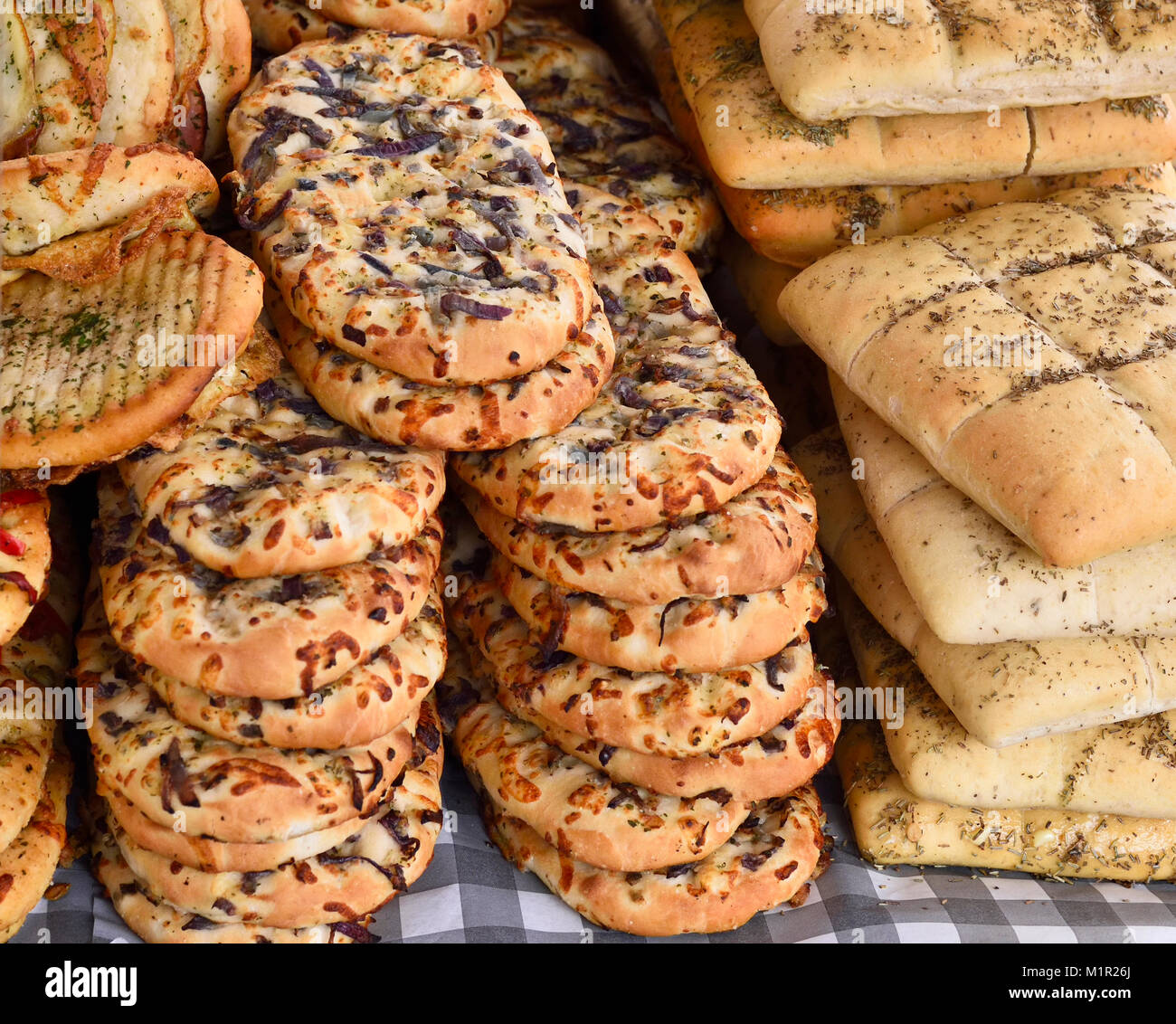 Bäckerei Szene mit frischen Backwaren, Ciabatta Brot und Variationen. Marktstand, Grundnahrungsmittel. Stockfoto Bäckerei Szene mit frischen Backwaren, Ciabatta Brot und Variationen. Marktstand, Grundnahrungsmittel. Stockfoto