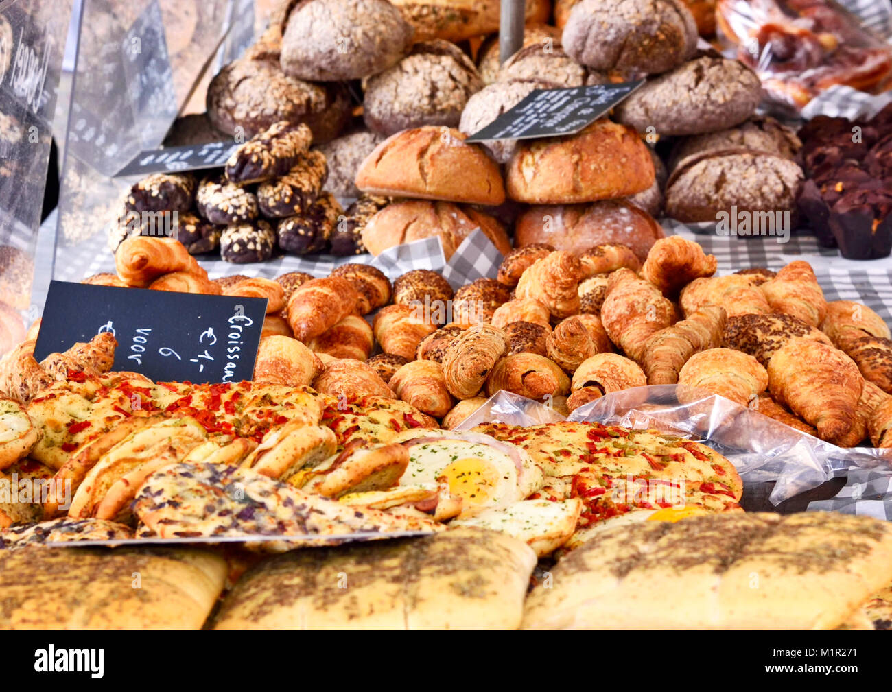 Bäckerei Szene mit frischen Backwaren, Ciabatta Brot und Variationen. Marktstand, Grundnahrungsmittel. Stockfoto Bäckerei Szene mit frischen Backwaren, Ciabatta Brot und Variationen. Marktstand, Grundnahrungsmittel. Stockfoto