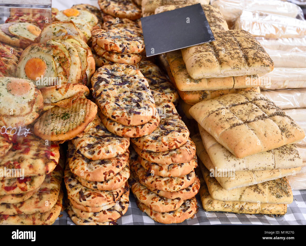 Bäckerei Szene mit frischen Backwaren, Ciabatta Brot und Variationen. Marktstand, Grundnahrungsmittel. Stockfoto Bäckerei Szene mit frischen Backwaren, Ciabatta Brot und Variationen. Marktstand, Grundnahrungsmittel. Stockfoto