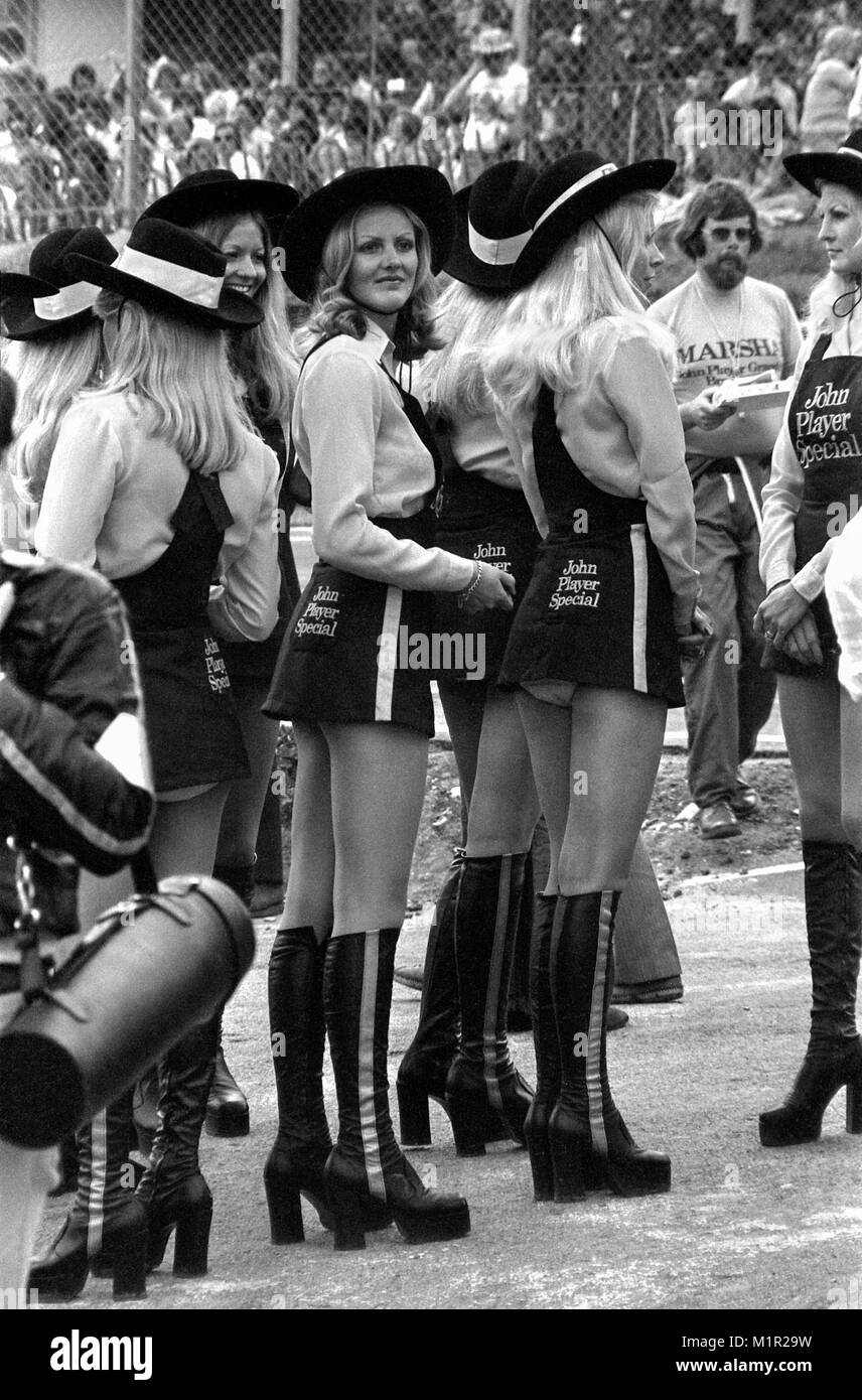 John Player Special promotions Mädchen auf das Raster im Britischen Grand Prix 1974, Brands Hatch, Großbritannien. Stockfoto