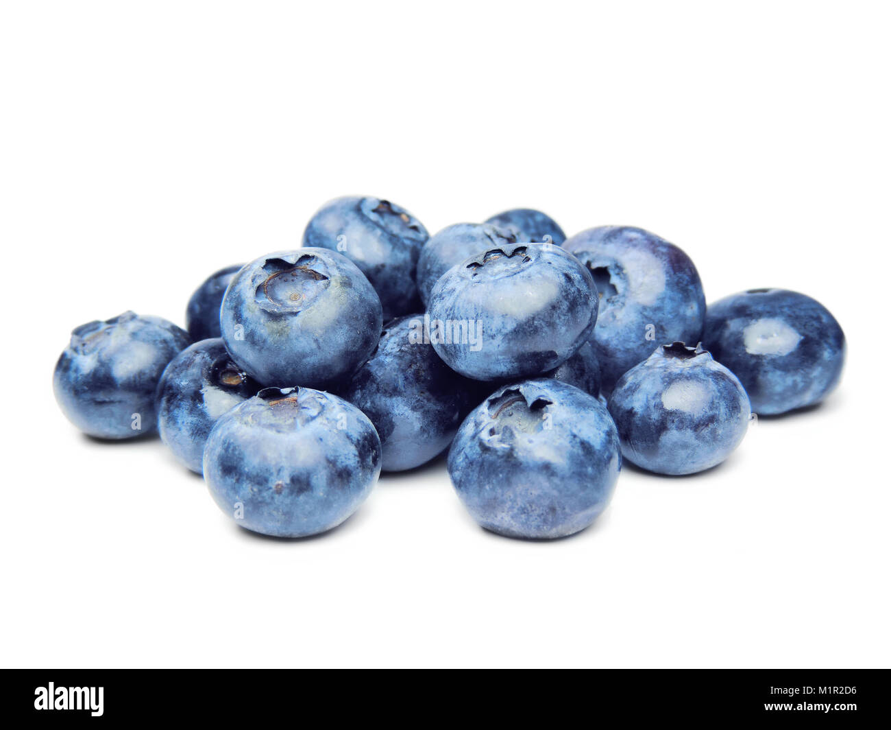 Frische, Reife Heidelbeeren Früchte, auf weißem Hintergrund. Glänzend Blaubeeren auf Weiß. Haufen von Waldfrüchten, gesundes Essen. Stockfoto