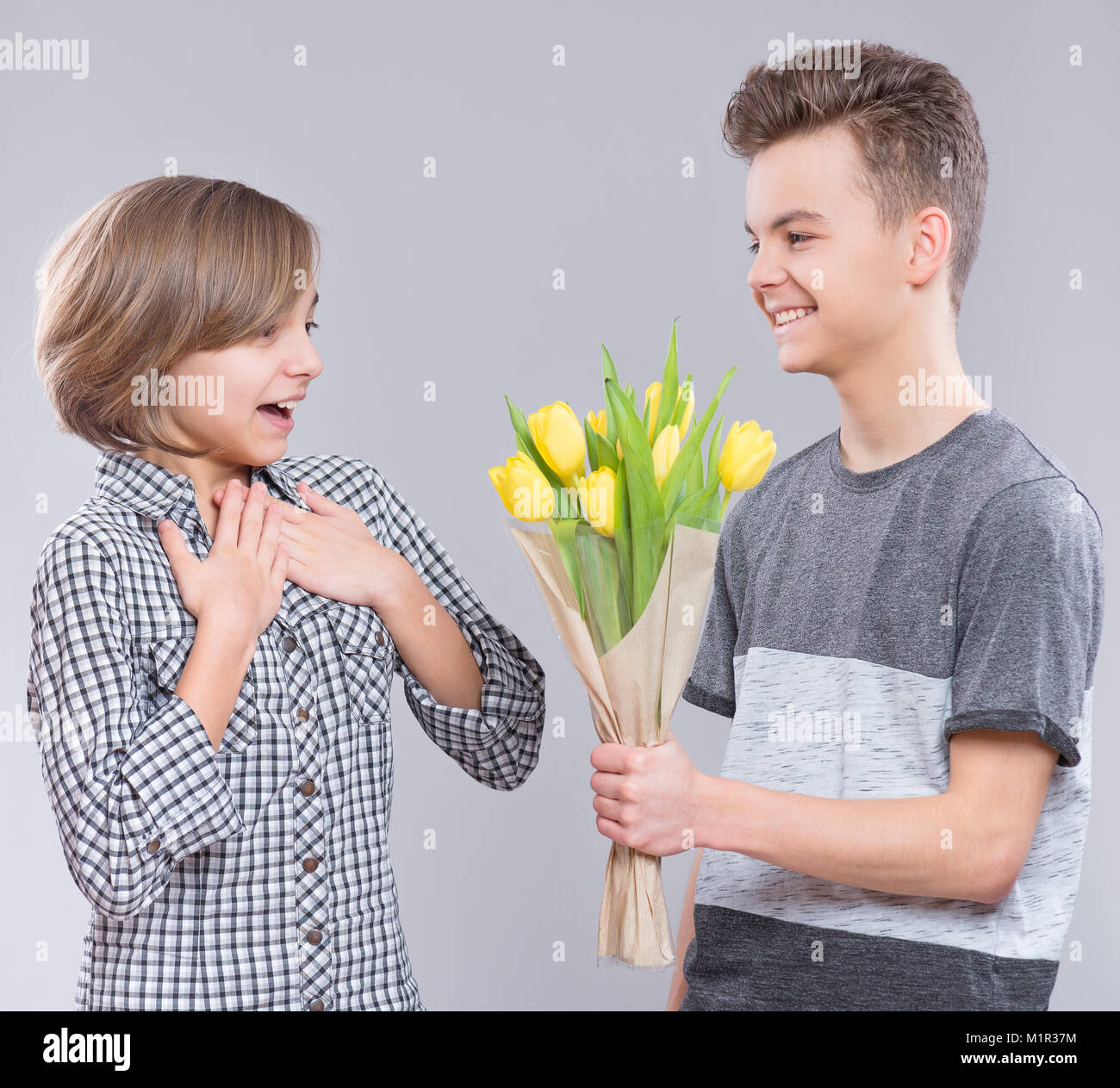 Mädchen und Jungen mit Blumen Stockfoto