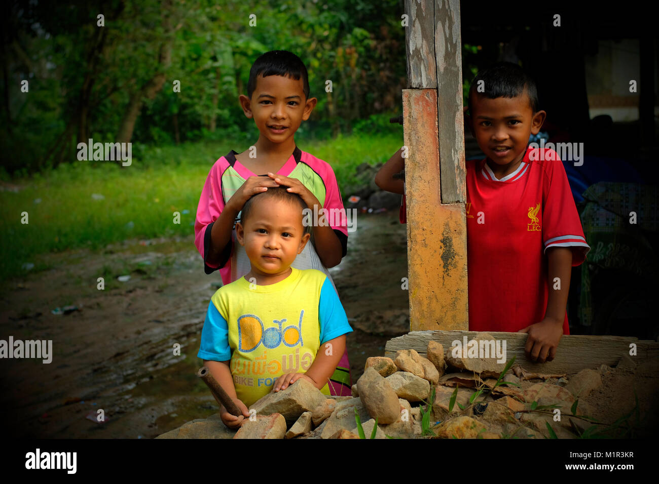 Drei Jungen in Koh Yao Yai, einem thailändischen Insel in der Andamanensee. 20-Jan-2018 Stockfoto