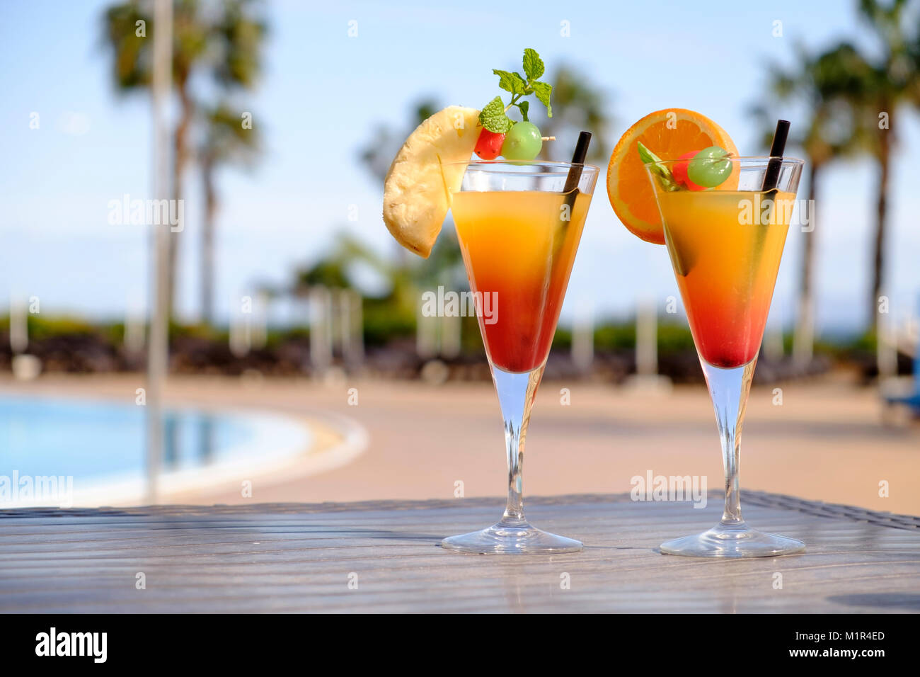 Am Pool Cocktails, Tequila Sunrise Stil Stockfoto