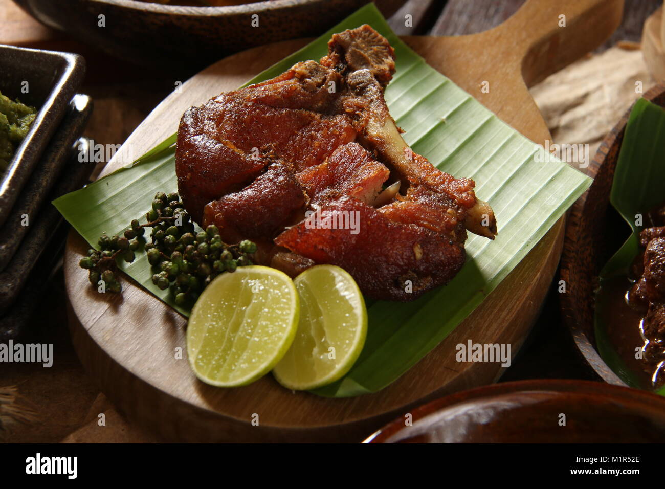 Lomok Lomok Goreng, die Batak Schüssel, gebratenes Schweinekotelett mariniert Stockfoto