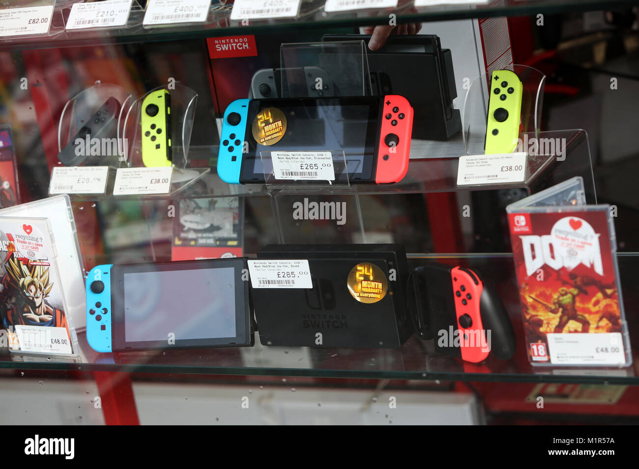 Eine zweite Hand Nintendo Schalter für Verkauf in einem CEX Shop in Chichester, West Sussex, UK. Stockfoto