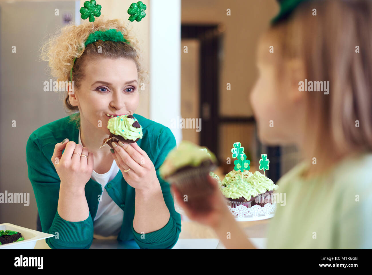 Frau essen lecker eine Cupcake Stockfoto