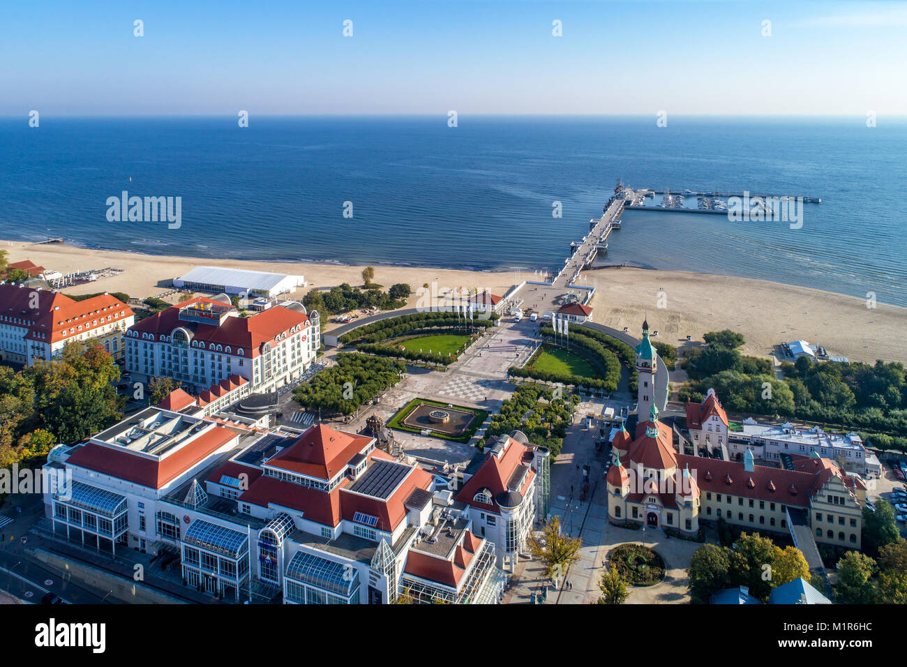 Sopot, Polen - 29. September 2017: Sopot Resort mit Spa, der alte Leuchtturm, hölzernen Pier (Molo), Marina, Yachten, Strand, Hotels, Quadrat. Luftaufnahme. Stockfoto