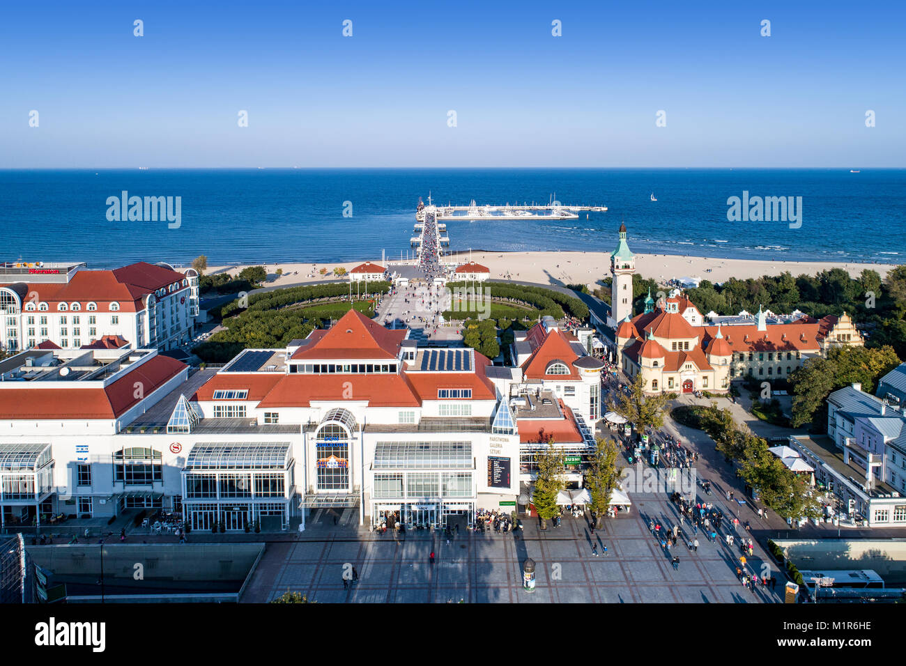 Sopot, Polen - 1. Oktober 2017: Sopot Resort mit Spa, der alte Leuchtturm, hölzernen Pier (Molo), Marina, Yachten, Strand, Hotels, Quadrat, Ferienhäuser infrastr Stockfoto