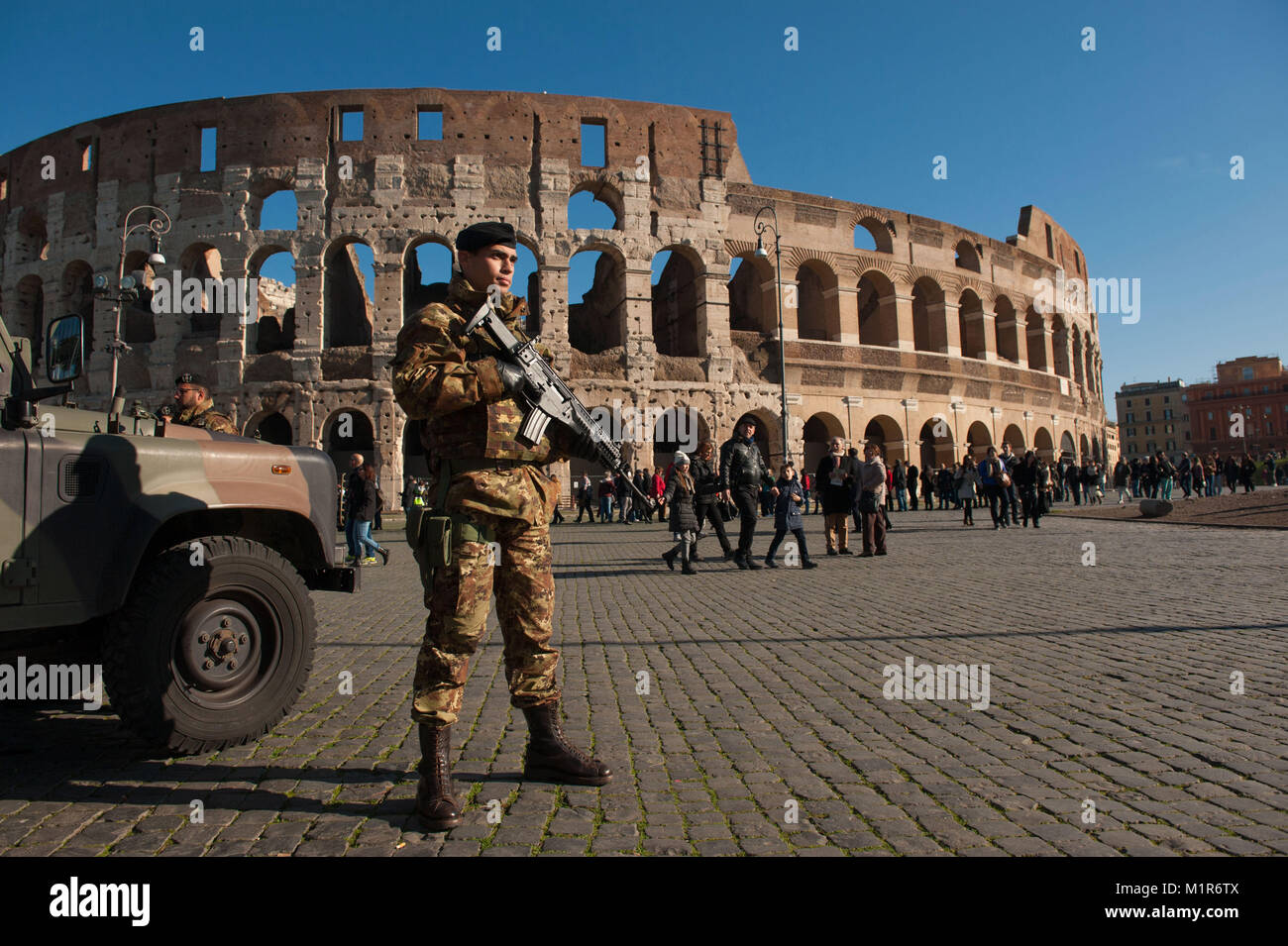 Rom. Italien. Die Armee im Dienst der Anti-terror-Security Patrol das Kolosseum. Stockfoto