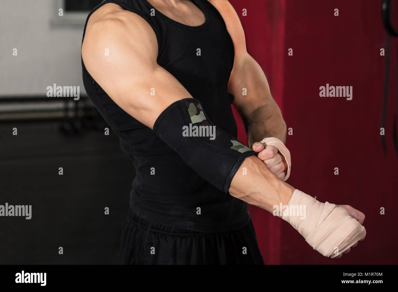 Nahaufnahme eines Athleten Person tragen Verband am Ellenbogen in der Turnhalle Stockfoto