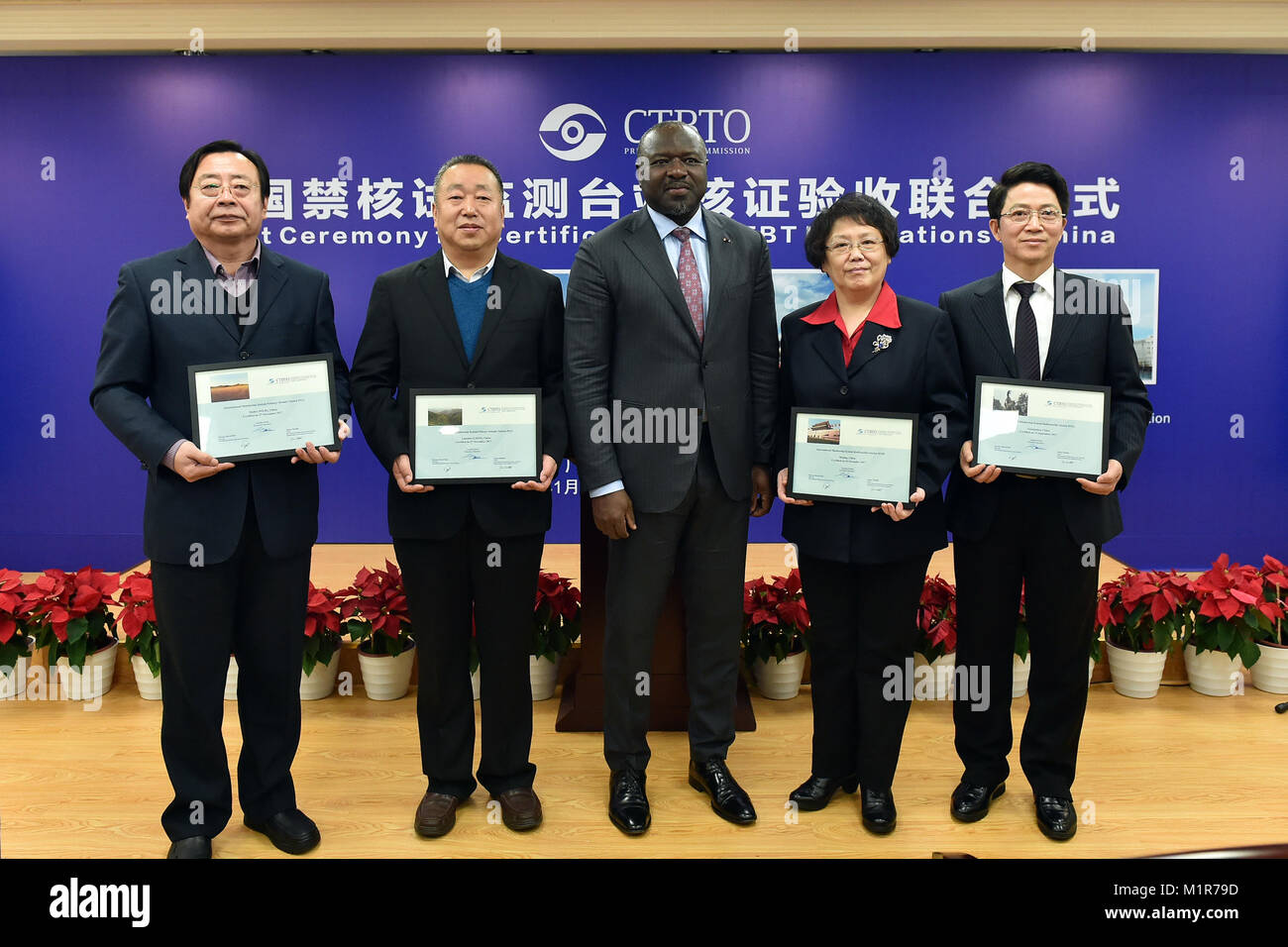 Guangzhou, Guangdong Provinz Chinas. 30 Jan, 2018. Lassina Zerbo (C), Exekutivsekretär der Kommission zur Vorbereitung des Vertrags über das umfassende Verbot von Nuklearversuchen (CTBTO), präsentiert Zertifizierungen in einem gemeinsamen Festakt in Guangzhou, Provinz Guangdong im Süden Chinas, Jan. 30, 2018. Vier China gehostete Nuclear activity monitoring Stationen mit Bescheinigungen durch die CTBTO Dienstag in Guangzhou präsentiert wurden. Credit: Liang Xu/Xinhua/Alamy leben Nachrichten Stockfoto