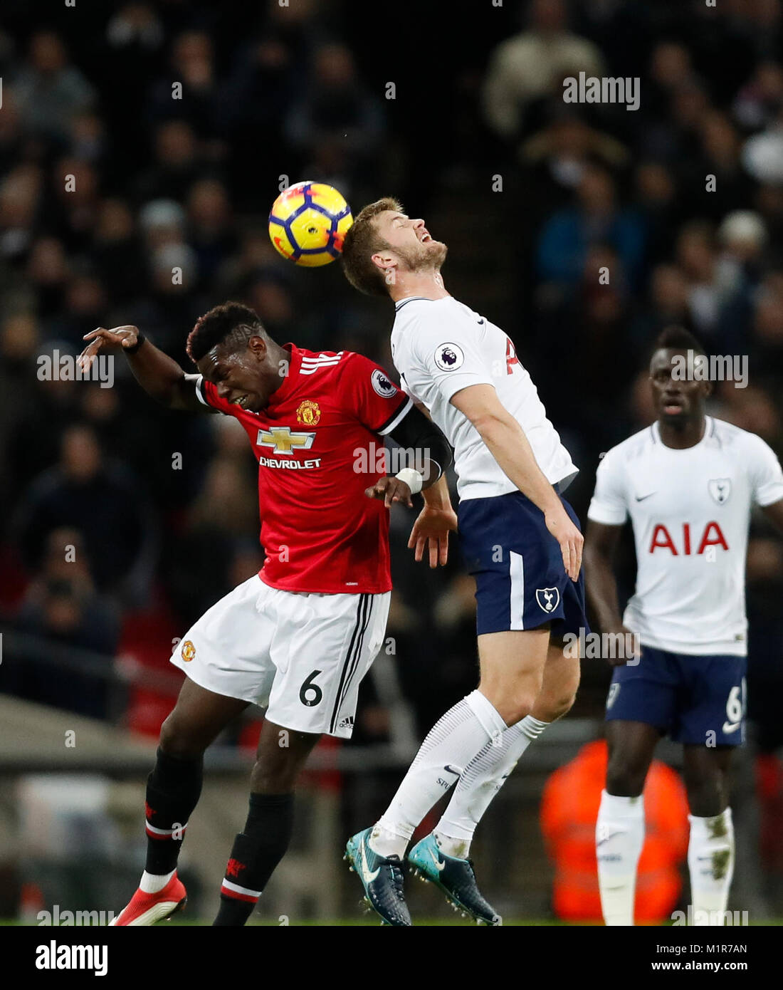 London, Großbritannien. 31 Jan, 2018. Paul Pogba (L) von Manchester United Köpfe für die Kugel während der Englischen Premier League football Match zwischen den Tottenham Hotspur und Manchester United im Wembley Stadion in London, Großbritannien am 31.01.2018. Hotspur gewann 2-0. Credit: Han Yan/Xinhua/Alamy leben Nachrichten Stockfoto