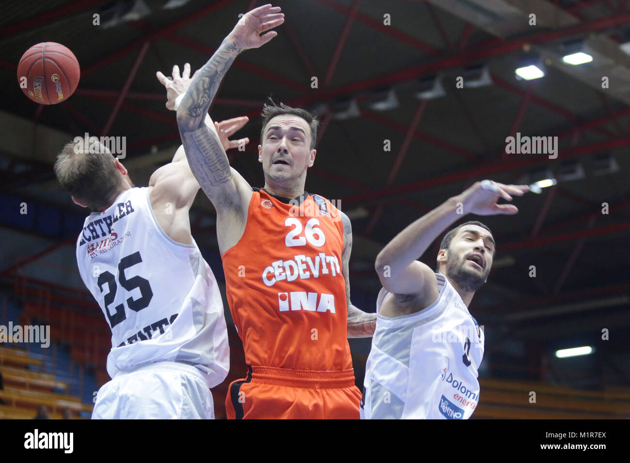 Zagreb, Kroatien. 31 Jan, 2018. Damir Markota (C) der Cedevita Zagreb Mias mit Luca Lechthaler (L) des Dolomiti Energia Trient während der Runde 5 von 7 Tagen EuroCup Top 16 basketball Match zwischen Cedevita Zagreb und Dolomiti Energia Trento in Zagreb, Kroatien, am 31.01.2018. Dolomiti Energia Trento gewann 81-77. Credit: Luka Stanzl/Xinhua/Alamy leben Nachrichten Stockfoto