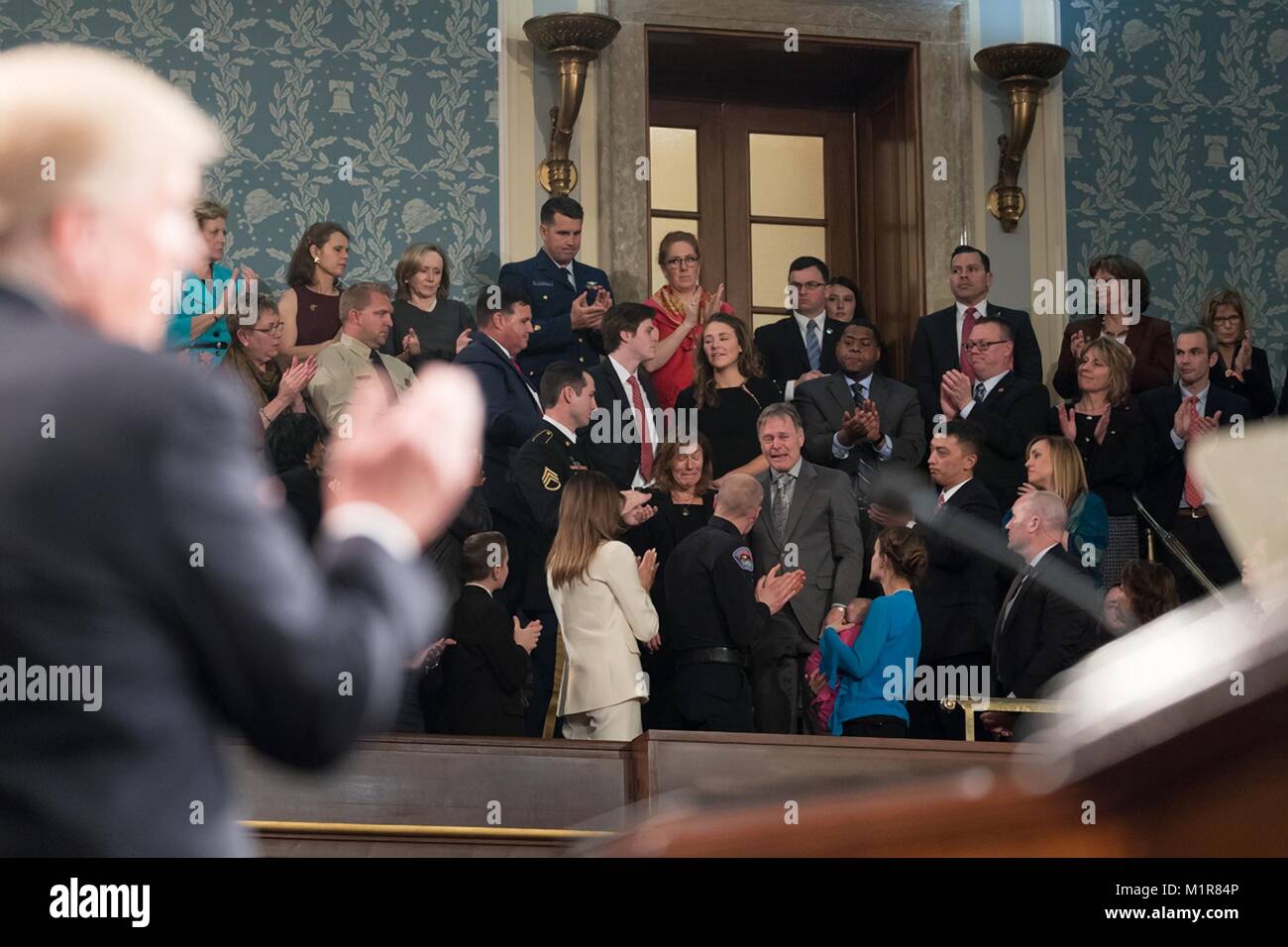 Us-Präsident Donald Trump und Galerie applaudieren die Familie von Otto Warmbier während der Rede zur Lage der Union zu einer gemeinsamen Sitzung des Kongresses auf dem Capitol Hill Januar 30, 2018 in Washington, DC. Stockfoto
