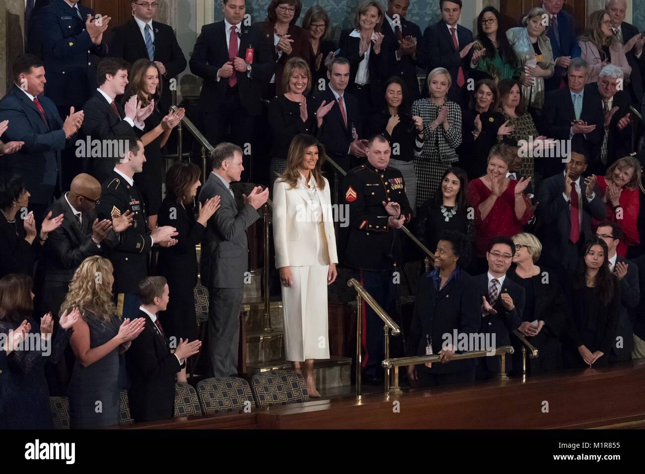 Us-First Lady Melania Trump ist Beifall bei der Ankunft zu besuchen Präsident Donald Trump seine erste Rede zur Lage der Union zu einer gemeinsamen Sitzung des Kongresses auf dem Capitol Hill Januar 30, 2018 in Washington, DC. Stockfoto