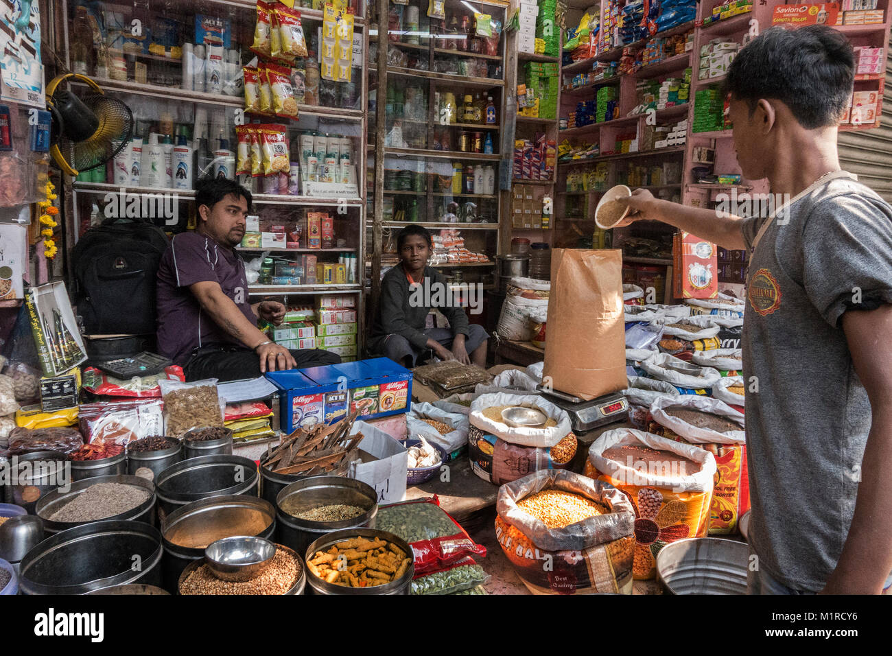 Kolkata, Indien. 31 Jan, 2018. Ein Mann wiegt Körner auf einem Markt in Kolkata, Indien, am 31.01.2018. Die indische Regierung am Donnerstag stellte seinen Haushalt für das Jahr 2018-19, mit einem Schwerpunkt auf Landwirtschaft, Infrastruktur und Gesundheitswesen. Credit: tumpa Mondal/Xinhua/Alamy leben Nachrichten Stockfoto