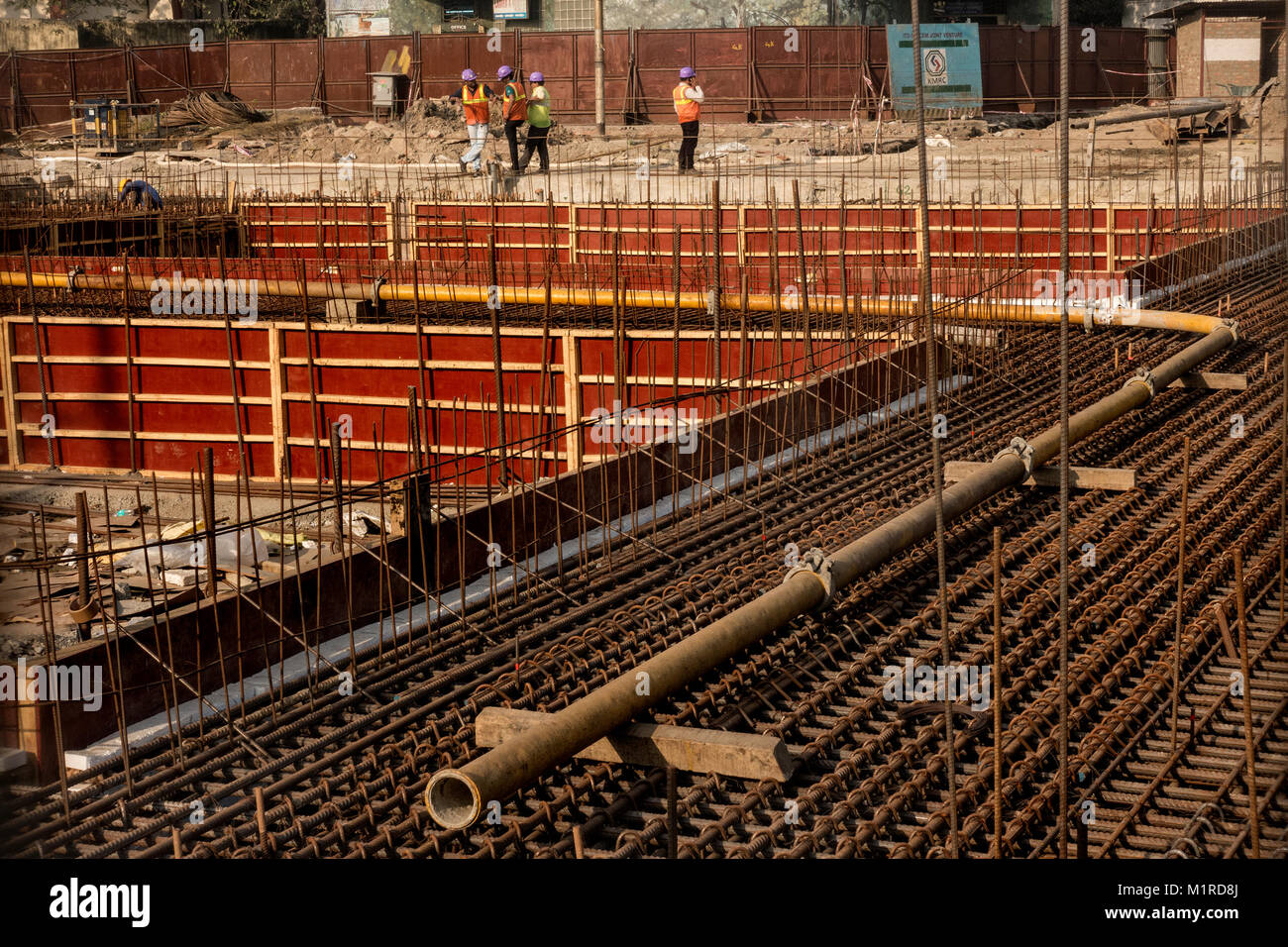 Kolkata, Indien. 31 Jan, 2018. Arbeiter arbeiten bei der u-bahn Baustelle in Kolkata, Indien, am 31.01.2018. Die indische Regierung am Donnerstag stellte seinen Haushalt für das Jahr 2018-19, mit einem Schwerpunkt auf Landwirtschaft, Infrastruktur und Gesundheitswesen. Credit: tumpa Mondal/Xinhua/Alamy leben Nachrichten Stockfoto