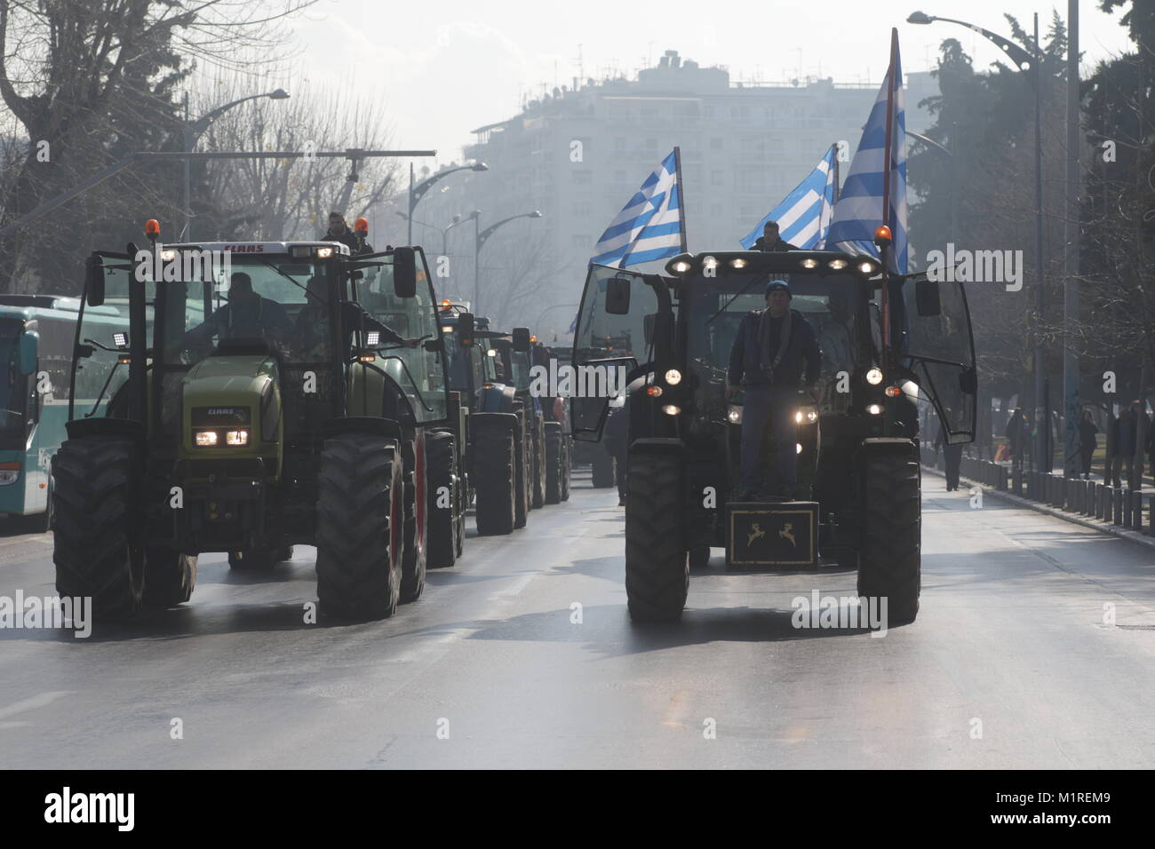 Thessaloniki, Griechenland, 1. Februar 2018. Protest gegen die griechischen Bauern ihre Traktoren außerhalb des Agrotica jährliche landwirtschaftliche Messe in der nordgriechischen Hafenstadt Thessaloniki statt. Griechische landwirtschaftliche Erzeuger fordern niedrigere Produktionskosten, und steuerfreie Öl dort Dinge Credit: Orhan Tsolak/Alamy leben Nachrichten Stockfoto