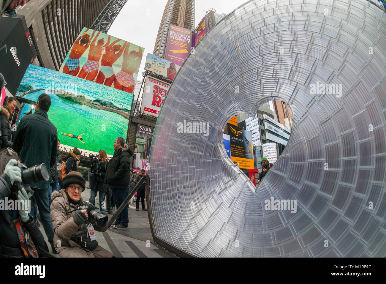 New York, USA. 1. Februar, 2018. Touristen und Medienleuten'-Fenster Um das "Herz" der Sieger des Times Square Valentine Herz Design in Times Square in New York, in seiner Enthüllung am Donnerstag, 1. Februar 2018. Die Skulptur, entworfen von ArandaLasch + Marcelo Coelho wurde über den 3D-Druck durch Formlabs hergestellt. Die Skulptur ist eine Fresnel-linse, 12 Meter im Durchmesser, mit einem herzförmige Öffnung in der Mitte, ideal für selfies. Es wird auf dem Display durch Februar. (Â© Richard B. Levine) Credit: Richard Levine/Alamy leben Nachrichten Stockfoto