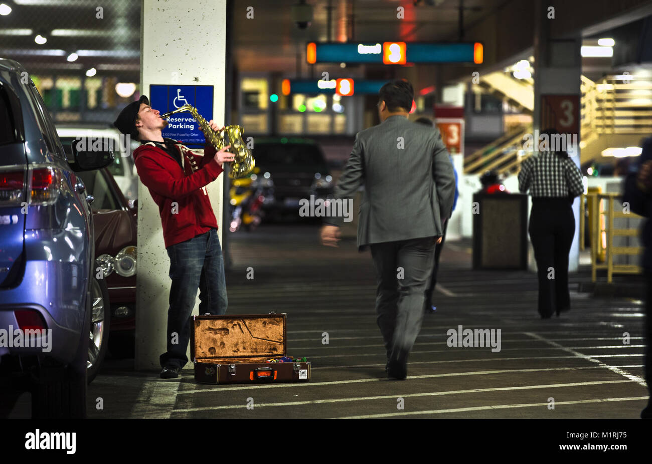 Las Vegas, Nevada, USA. 2. Jan 2016. Ein Saxophon Spieler busks Tipps während in der Garage an der MGM Grand Garden Arena in Las Vegas, Nevada. Credit: L.E. Baskow/ZUMA Draht/Alamy leben Nachrichten Stockfoto