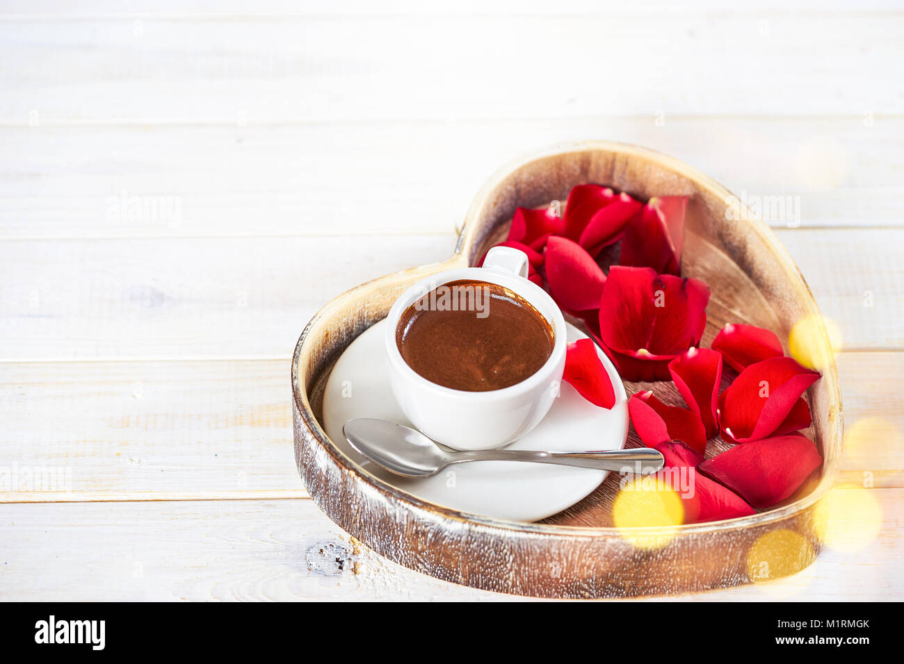 Tasse Kaffee für den Valentinstag Stockfoto