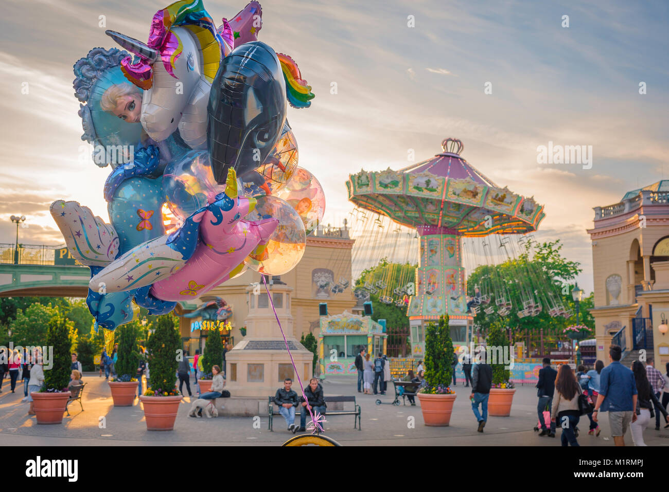 Vergnügungspark Wiener Prater, Blick auf bunte Luftballons und ein Karussell in der Nähe des Eingangs zum berühmten Prater in Wien. Stockfoto