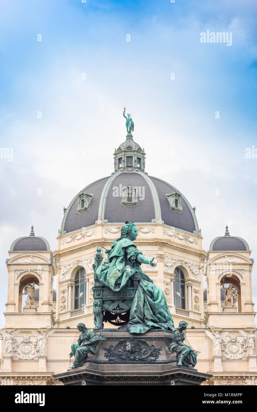 Wiener Museumsviertel, Blick auf die Maria Theresia Statue im Zentrum des historischen Museumsviertels in Maria Theresienplatz, Wien Stockfoto
