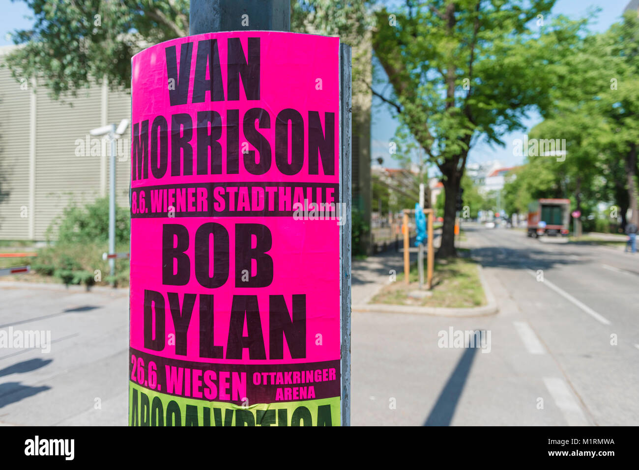 Bob Dylan Konzertposter, Ansicht eines Plakats, das an einem Lampenpfosten in einer Wiener Straße angebracht ist, die Konzerte von Bob Dylan und Van Morrison, Österreich, annonciert. Stockfoto