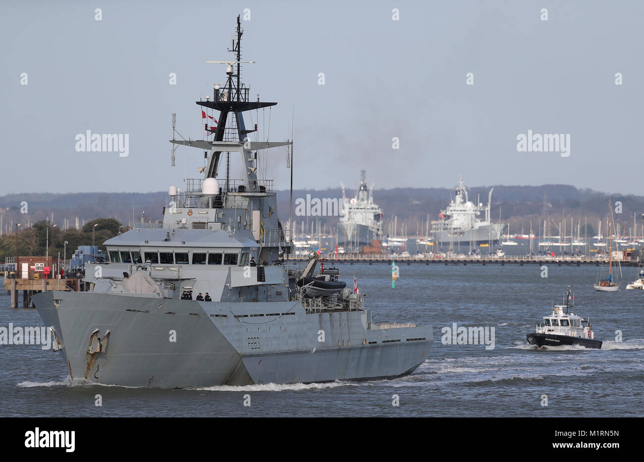 Die Royal Navy River class Patrol Schiff HMS Mersey Anschluss in Portsmouth, wie Sie Köpfe zum Meer. Stockfoto