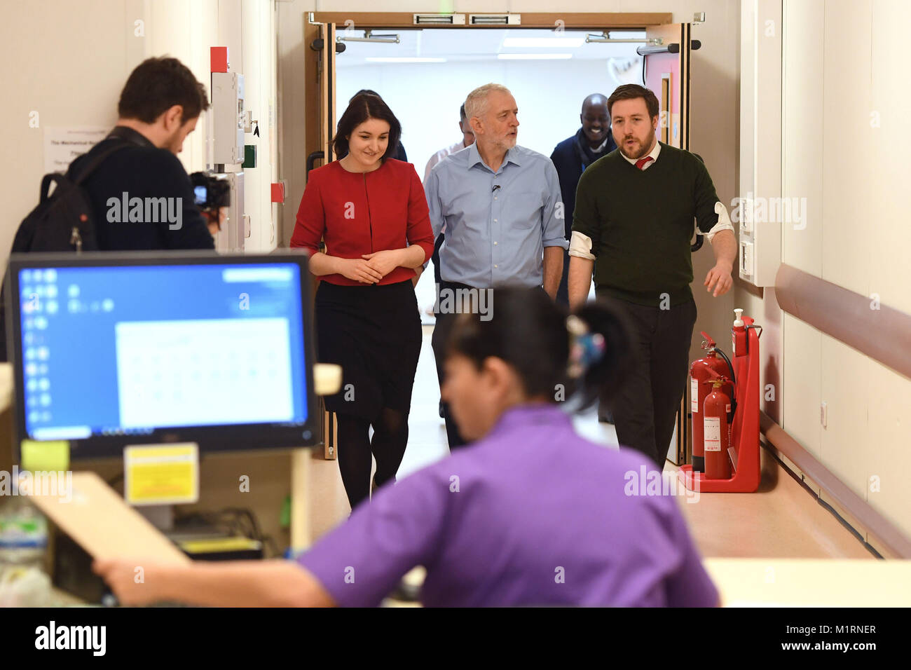 Der Führer der Jeremy Corbyn bei einem Besuch in Milton Keynes Universitätsklinik mit neu ausgewählten Arbeit Kandidat für Milton Keynes Nord, Charlynne Pullen (links) und Rat Führer Peter Marland (rechts). Stockfoto