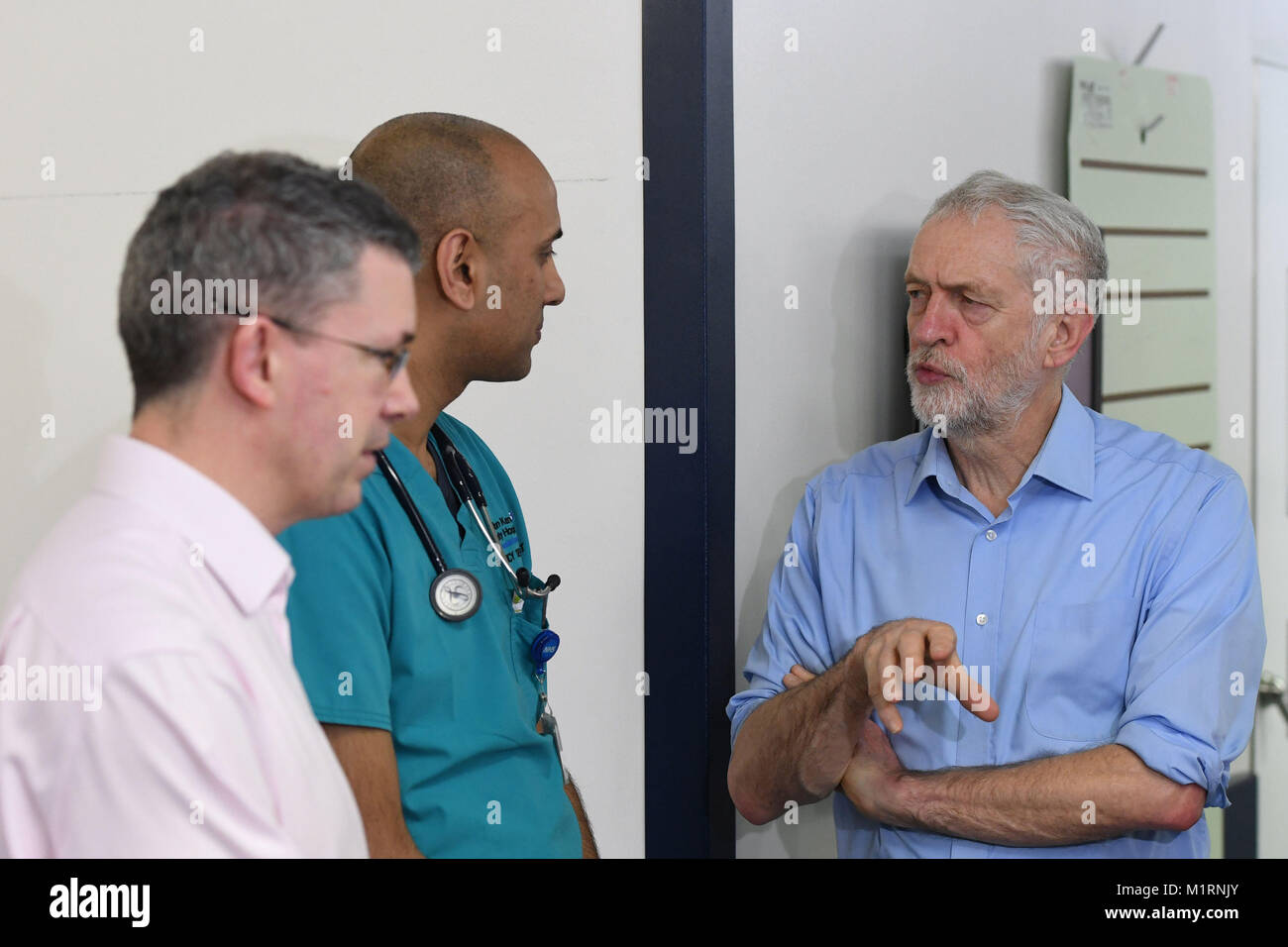 Der Führer der Jeremy Corbyn spricht mit Berater in der Notfallmedizin Dr. Shindo Francis und Chief Exectuive Joe Harrison (links) bei einem Besuch in Milton Keynes University Hospital. Stockfoto