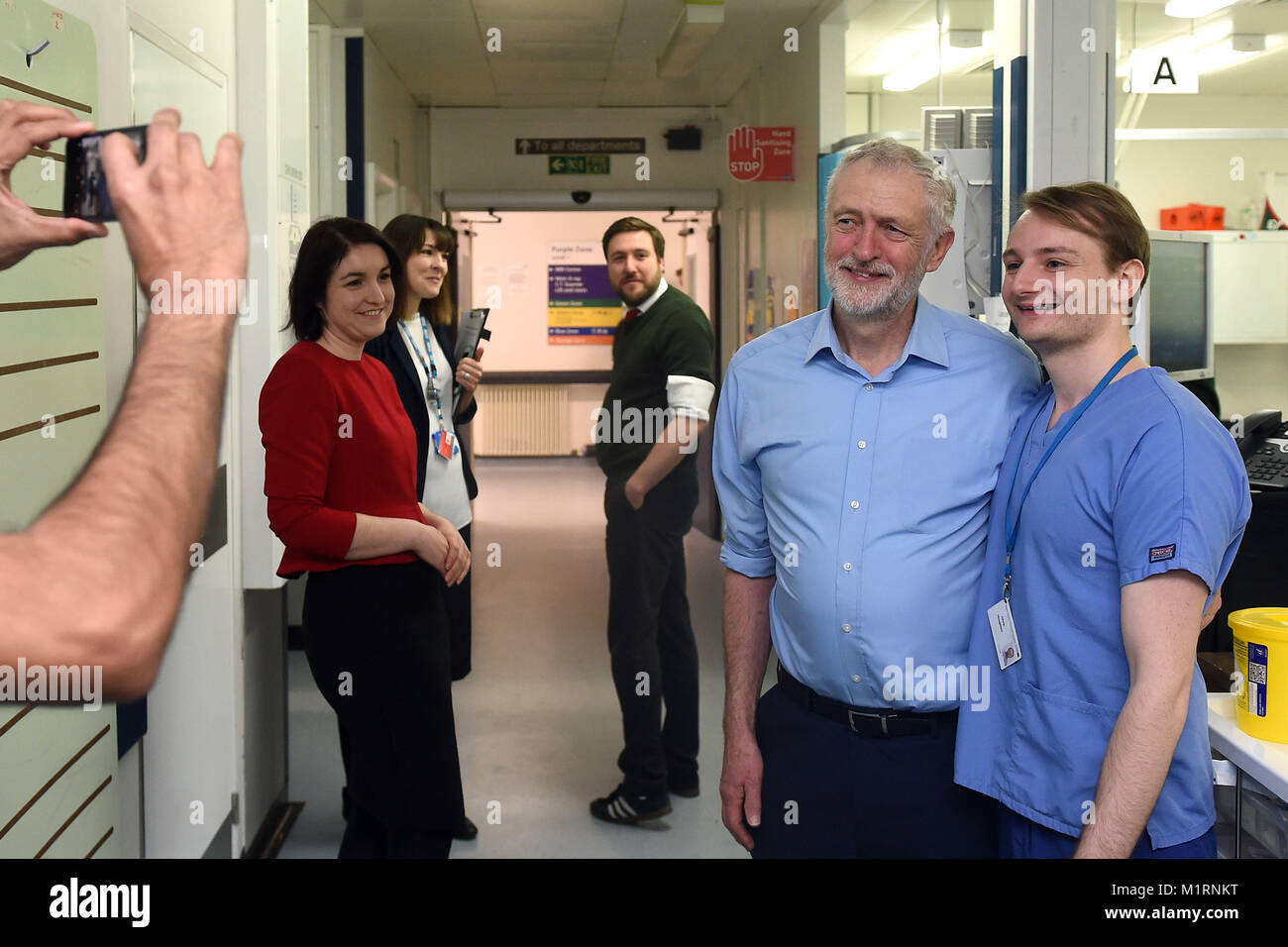 Der Führer der Jeremy Corbyn posiert für ein Foto mit Notaufnahme Krankenschwester Chris Houghton bei einem Besuch in Milton Keynes Universitätsklinik mit neu ausgewählten Arbeit Kandidat für Milton Keynes Nord, Charlynne Pullen. Stockfoto