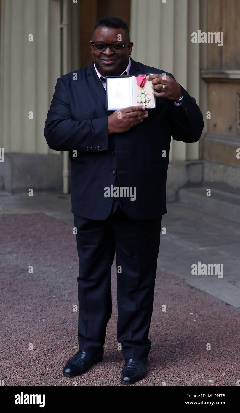 Isaac Julien, nachdem er eine CBE vom Prinzen von Wales bei einer Ordensverleihung am Buckingham Palace, London ausgezeichnet wurde. Stockfoto