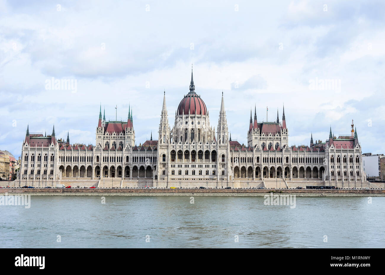 Gebäude des ungarischen Parlaments in Budapest. Damm und die Donau. Stockfoto